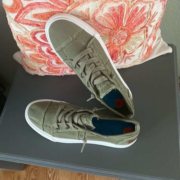 Blowfish Shoes - Blowfish Malibu olive green color washed fashion canvas sneakers size 9.5
